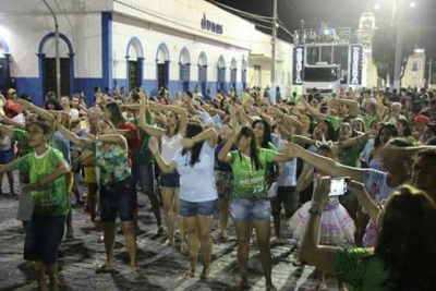 Com trio elétrico e oração, bloco religioso esbanja alegria no carnaval de Aracati, no Ceará